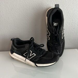 Black & white new balance women’s lightweight sneaker size 7fits 7.5/8 009BK1